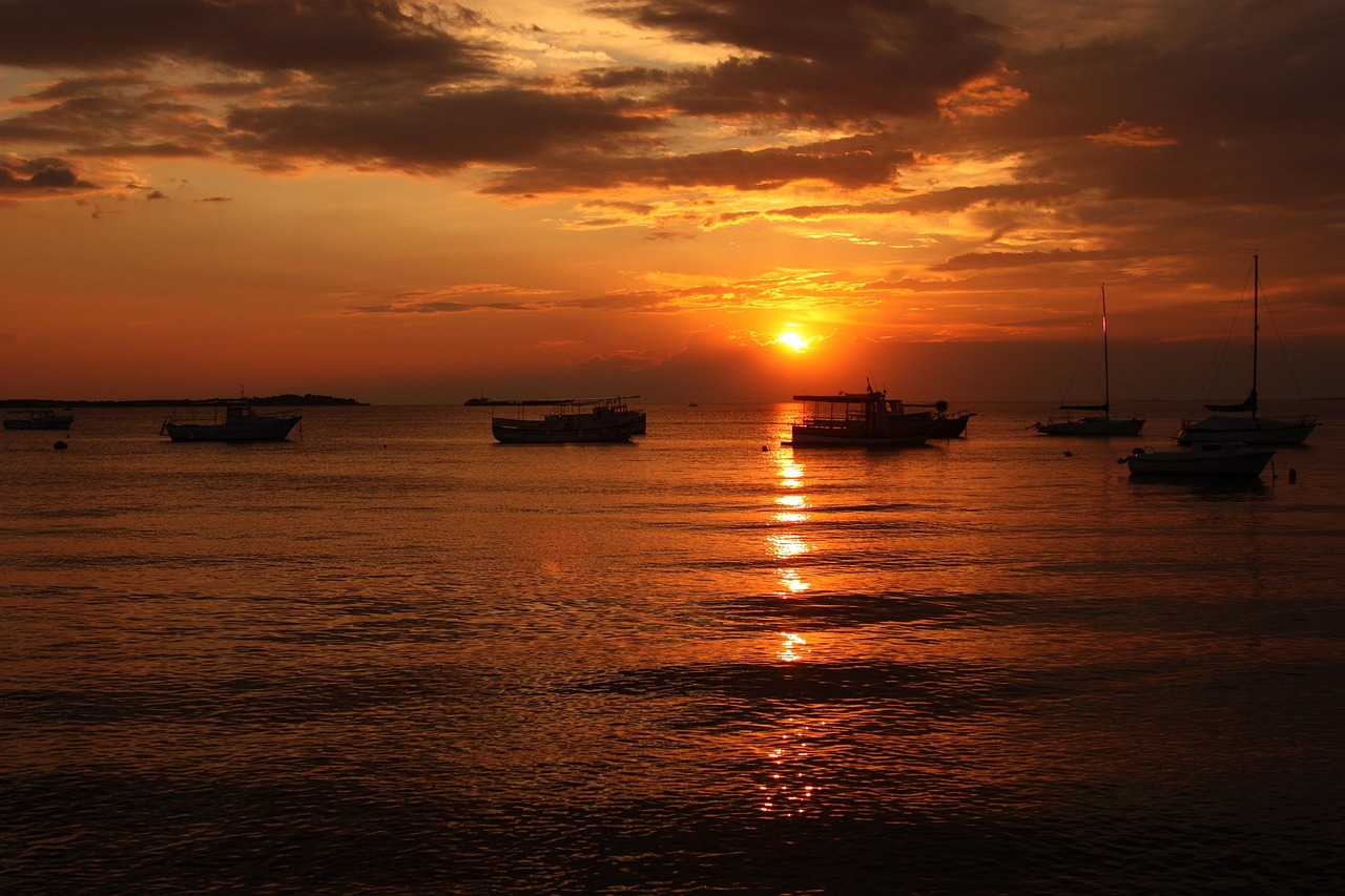 Read more about the article Essential Guide: Top 10 Boating Safety Measures & Tips